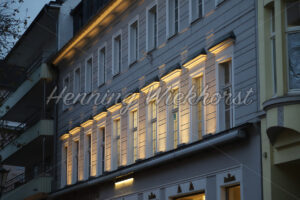 Abendliche Fenster in der Stadt - ImageShop