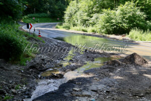 Ablaufendes Wasser auf einer Strasse zum Ahrtal (3 Tage n. d. Flut) - ImageShop