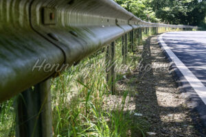 Abstrakter Blick entlang einer Leitplanke - ImageShop