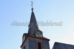 Adendorf (12) – Kirchturmspitze mit Uhr - ImageShop Online