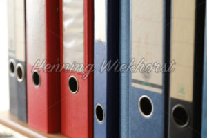 Aktenordner im Regal - ImageShop