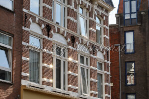 Alte Backstein-Fassade mit Fenstern - ImageShop