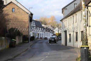 Alte Hauptstrasse eines Dorfes - ImageShop Online