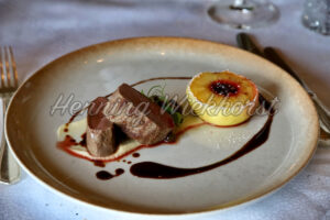 Angerichtetes Fillet auf dem Teller - ImageShop