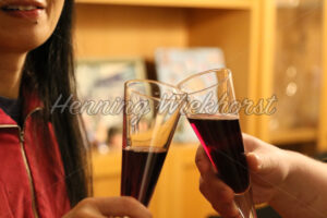 Anstossen mit rotem Sekt - ImageShop