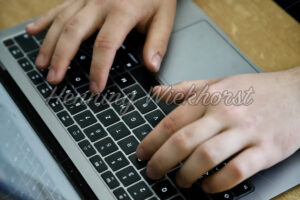 Arbeiten an einem Laptop - ImageShop