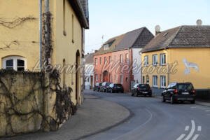 Arzdorf (10) – Von der Kreuzung in den Villiper Weg - ImageShop Online