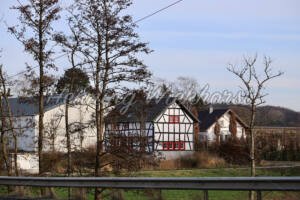 Arzdorf (8) – Ein Hof etwas ausserhalb des Dorfes - ImageShop Online