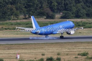Aufsetzen eines Fliegers bei der Landung - ImageShop Online
