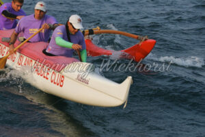 Ausleger-Kanu beim Wellensurfen - ImageShop