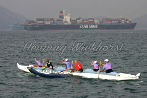 Ausleger-Kanu und Containerschiff - ImageShop