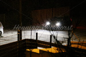 Auto im Dunkeln bei Schnee - ImageShop