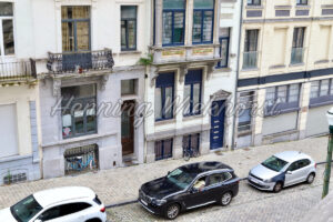 Autos vor einem Haus in Brüssel - ImageShop