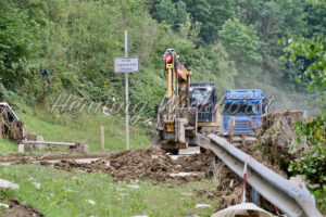 Bagger und Laster im Ahrtal (3 Wochen n. d. Flut) - ImageShop
