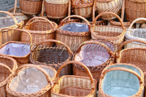 Bast-Körbe zum Verkauf auf dem Markt - ImageShop