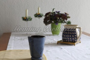 Becher und Pott auf Tisch - ImageShop