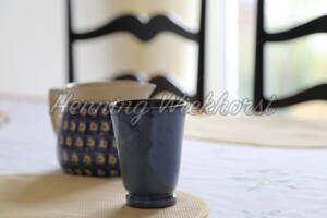 Becher und Pott auf einem Tisch - ImageShop Online