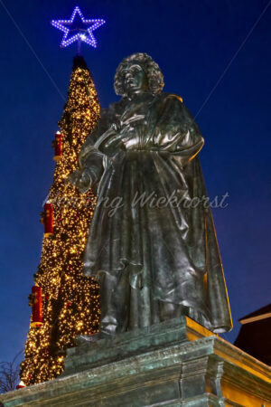 Beethoven vor einem Weihnachtsbaum - ImageShop