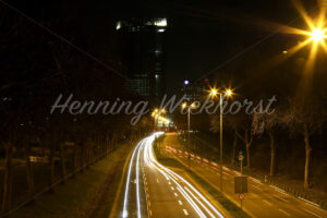 Beleuchtete Strasse mit Verkehr - ImageShop