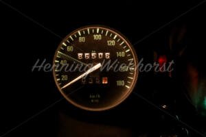 Beleuchteter Tachometer eines Motorrades - ImageShop Online