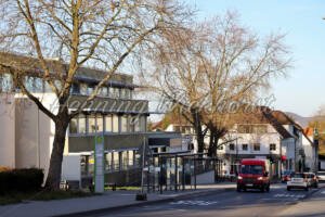 Berkum (18) – Bushaltestelle vor dem Rathaus - ImageShop Online