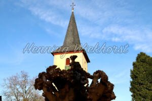 Berkum (23) – Der Kirchturm aus dem Baum - ImageShop Online