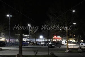 Berkum (26) – der abendliche Parkplatz des Einkaufzentrums - ImageShop Online
