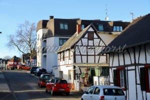 Berkum (6) – Blick entland des Vierecks auf die Rathausstraße - ImageShop Online