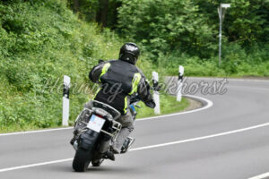 Biker auf Motorrad in Kurve - ImageShop
