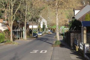 Bushaltestelle eines Dorfes - ImageShop Online