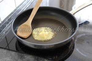 Butter schmilzt in Pfanne - ImageShop Online