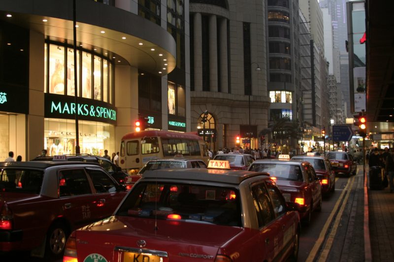Abendlicher Verkehr in Hong Kong