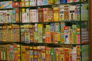 Chinesische Heilmittel im Regal - ImageShop