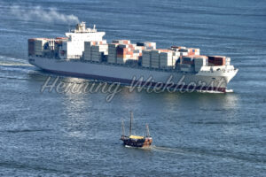 Containerschiff und Sampan - ImageShop