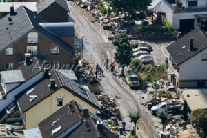 Das Aufräumen in Dernau hat begonnen (3 Tage n. d. Flut) - ImageShop