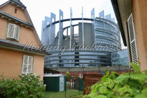 Das EU-Parlament im Garten - ImageShop