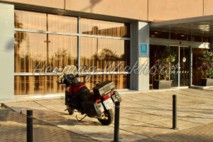 Das Motorrad vor dem Hotel - ImageShop