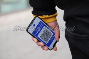 Das Smartphone in der Hand - ImageShop