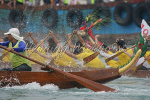 Das Steuern von einem Drachenboot im Wettkampf - ImageShop
