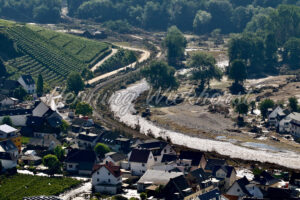 Das untere Ahrtal in Dernau (3 Tage n. d. Flut) - ImageShop