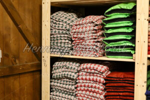 Decken und Kissen im Regal - ImageShop