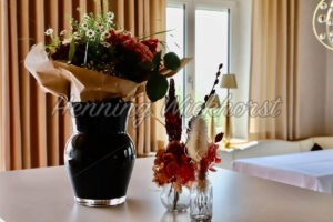 Dekorierter Tisch mit Blumen - ImageShop