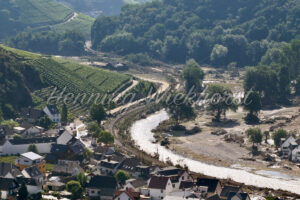 Dernau mit Weinberg am Ahr-Ufer (3 Tage n. d. Flut) - ImageShop