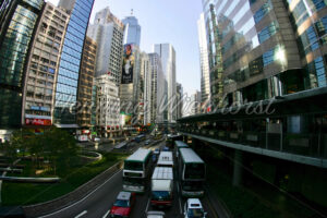 Dichter Verkehr zwischen Hochhäusern - ImageShop