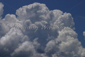 Dicke Wolke am blauen Himmel - ImageShop