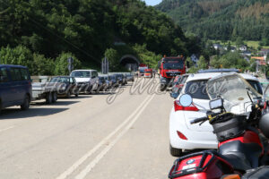 Die B257 bei Kreuzberg ist Helfer-Parkplatz (3 Tage n. d. Flut) - ImageShop