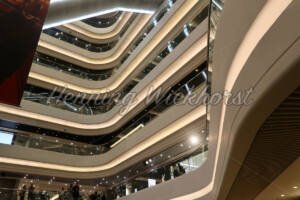 Die Ebenen einer Shopping-Mall - ImageShop Online