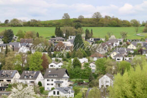 Dorf am Hang eines alten Vulkans - ImageShop