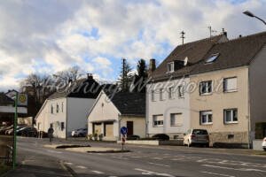 Dorf an einer Landstrasse - ImageShop Online
