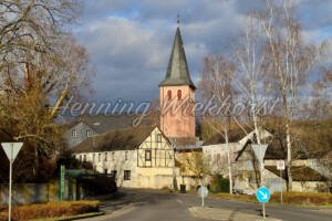 Dorf mit Kirche - ImageShop Online
